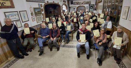 Nella foto, consegna degli attestati ai partecipanti al corso di apicoltura.