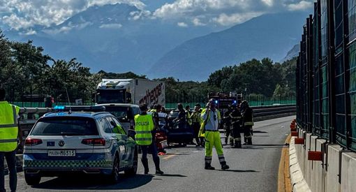 Dal nord ovest: Auto in contromano sulla Torino-Bardonecchia: scontro frontale, un morto e 4 feriti Dal nord ovest: Auto in contromano sulla Torino-Bardonecchia: scontro frontale, un morto e 4 feriti