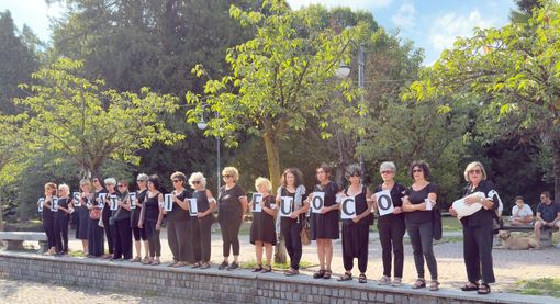 Cessate il fuoco, le donne biellesi manifestano: &quot;Sì al coraggio di osare la pace”.