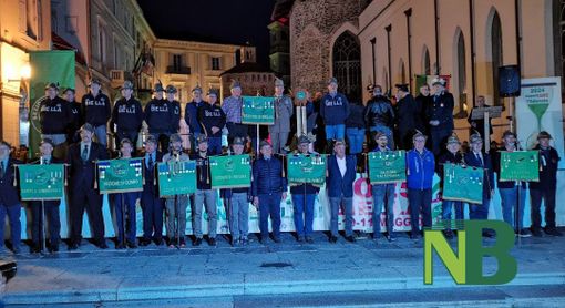 Sale l'attesa per l'Adunata degli Alpini. Presentata la Stecca in piazza Duomo a Biella - Foto e video Rasolo e Caon per newsbiella.it