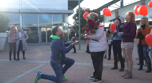 Proposta di matrimonio a Gli Orsi a Biella con flash mob da Andrea a Chiara sulle note di "Can't Stop the Feeling!" Proposta di matrimonio a Gli Orsi a Biella con flash mob da Andrea a Chiara sulle note di "Can't Stop the Feeling!"