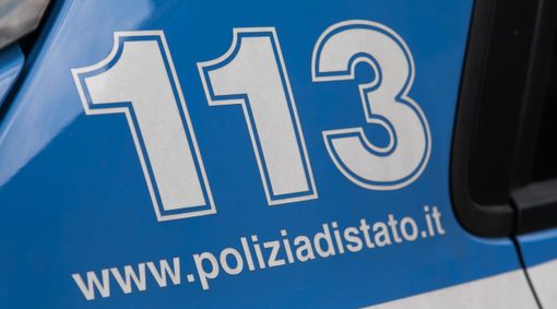 Lui le danneggia l'auto, lei lo minaccia con un coltello Lui le danneggia l'auto, lei lo minaccia con un coltello