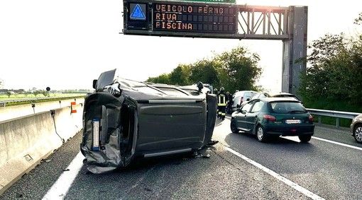 Incidente sulla Torino-Pinerolo: un'auto si ribalta sulla carreggiata Incidente sulla Torino-Pinerolo: un'auto si ribalta sulla carreggiata