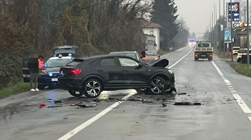 Incidente a Salussola: auto nel fosso, in corso l'intervento del 118 Incidente a Salussola: auto nel fosso, in corso l'intervento del 118