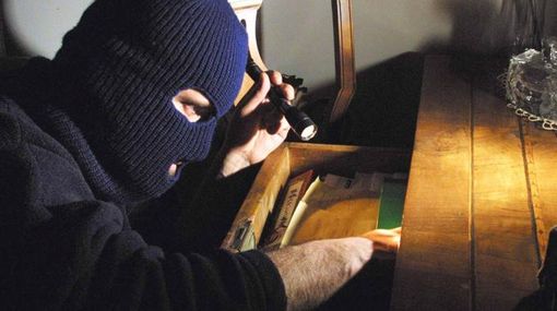 Colpo in un appartamento di Masserano: ladri in fuga con oro