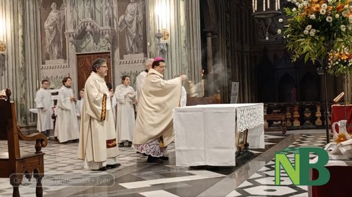 Biella celebra la Pasqua in Duomo, il vescovo Farinella: "Rialziamoci alla nuova sorgente di vita" - Foto di Mattia Baù per newsbiella.it