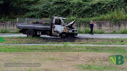 Vigliano: furgone prende fuoco in via Quintino Sella FOTO Mattia Baù per newsbiella.it Vigliano: furgone prende fuoco in via Quintino Sella FOTO Mattia Baù per newsbiella.it
