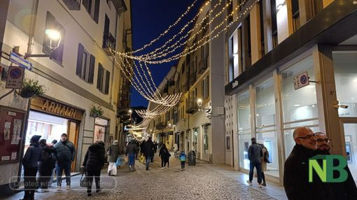 Via Italia: illuminazione natalizia a metà Via Italia: illuminazione natalizia a metà