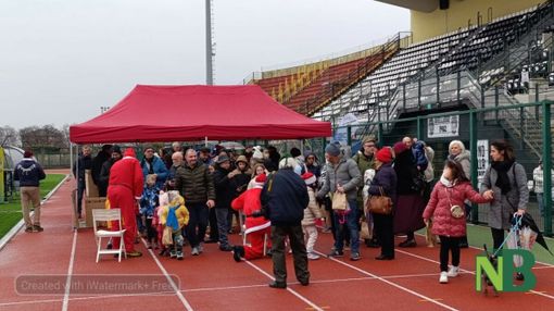 Babbo Natale Paracadutista a Biella: niente lancio dal cielo, ma regali ai bambini , FOTO Mattia Baù per newsbiella.it