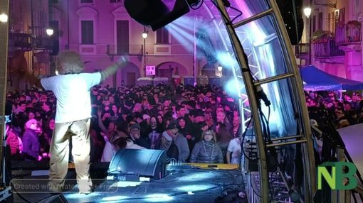 Biella, Folle Notte di Carnevale: migliaia in piazza Cisterna - Foto di Mattia Baù per newsbiella.it