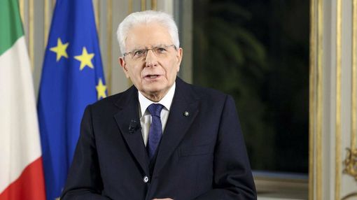 Mattarella rende omaggio agli Alpini: “Custodi di lealtà, coraggio e solidarietà”