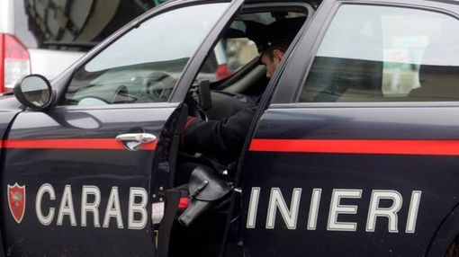 Giovane cammina lungo i binari a Cossato, fermato dai Carabinieri