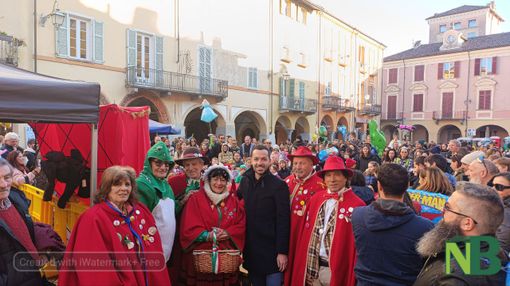 Folle Carnevale dei bambini al Piazzo, piazza Cisterna in festa FOTO - foto Baù per newsbiella.it