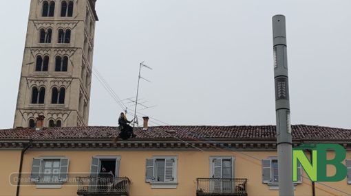 Naso all'insù in piazza Duomo per la discesa della Befana dei Vigili del Fuoco dal campanile FOTO e VIDEO Mattia Baù per newsbiella.it Naso all'insù in piazza Duomo per la discesa della Befana dei Vigili del Fuoco dal campanile FOTO e VIDEO Mattia Baù per newsbiella.it