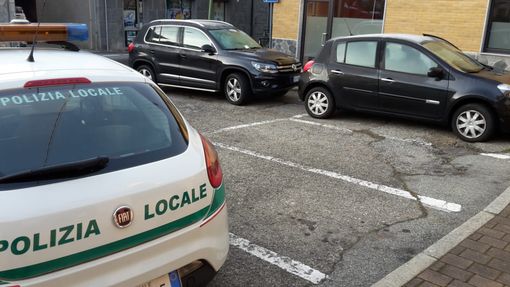 Gaglianico: Bloccata da un'auto non riesce a uscire dal parcheggio. Arriva la Polizia Locale FOTO