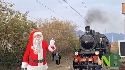 Il treno storico approda a Candelo: Babbo Natale raggiunge il Ricetto - Servizio di Nicola Rasolo per newsbiella.it