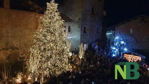 Grande pubblico al Borgo di Babbo Natale, a Candelo l'accensione dell'Albero nel ricordo di  Cristian Bonifacio (servizi di Mauro Benedetti e Riccardo Tosi per newsbiella.it)