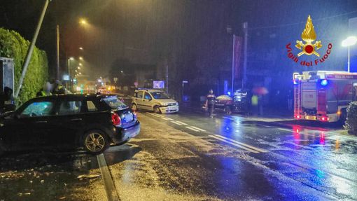 Scontro fra due auto a Sandigliano, compromesso un palo dell'energia elettrica