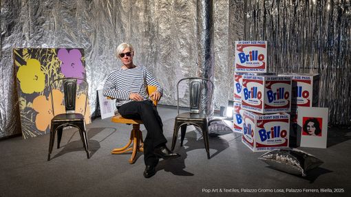 Andy Warhol a Biella: la mostra Pop Art &amp; Textiles tra opere iconiche e tessuti inediti