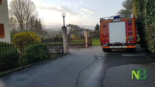 Cossato, a fuoco un'auto in un garage. Fiamme domate dai Vigili del Fuoco VIDEO