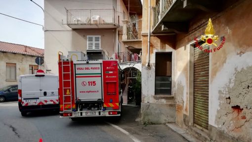 A Candelo crolla un muro: l'intervento dei Vigili del Fuoco.