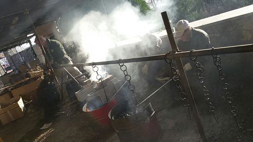 I volontari preparano la castagnata degli Angeli I volontari preparano la castagnata degli Angeli