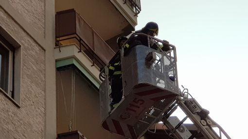 Biella: Non risponde al citofono, paura per 85enne. In azione i Vigili del fuoco FOTO