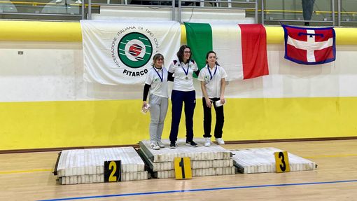 Gara di tiro con l'arco nella palestra di Verrone