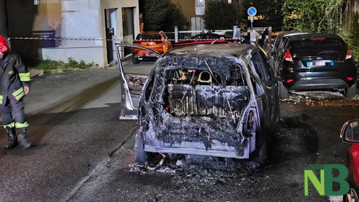 Cossato: Auto in fiamme in via Tarino, paura nella notte FOTO e VIDEO di Benedetti per newsbiella.it Cossato: Auto in fiamme in via Tarino, paura nella notte FOTO e VIDEO di Benedetti per newsbiella.it