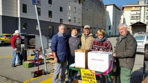 Foto di repertorio: Alcuni membri dell'Auser Valle Strona impegnati nei vari appuntamenti dell'anno