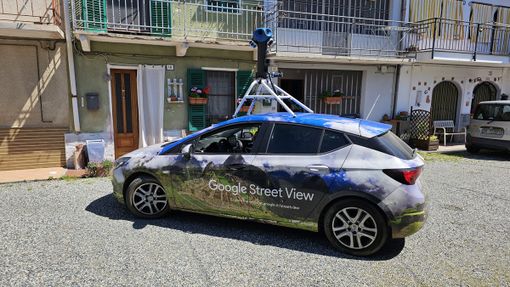 L'auto di Google Street View in ogni dove, in questi giorni anche nei nostri paesi e nelle frazioni più nascoste