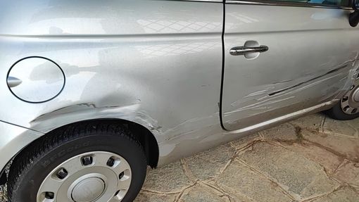 "Chi ha sfasciato la mia auto?" L'appello di una lettrice per trovare il responsabile "Chi ha sfasciato la mia auto?" L'appello di una lettrice per trovare il responsabile