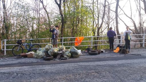 Un sabato "ecologico" per sette ragazzi. Ripuliti alcuni boschi nel comune di Bioglio