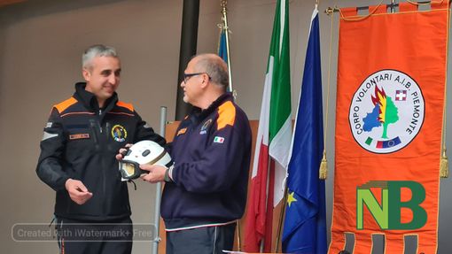 Daniele Cora consegna a Corrado Busnelli il casco di Ispettore Generale Corpo AIB Piemonte