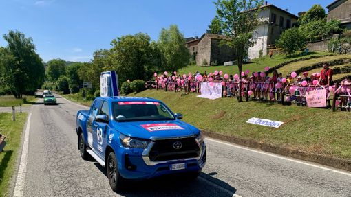 Donato si tinge di rosa per il Giro d’Italia: entusiasmo e partecipazione di un intero territorio Donato si tinge di rosa per il Giro d’Italia: entusiasmo e partecipazione di un intero territorio