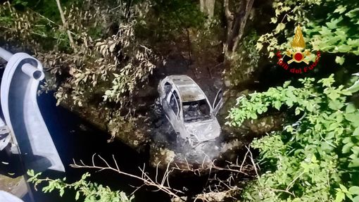 Campiglia Cervo: auto precipita in un dirupo e prende fuoco Campiglia Cervo: auto precipita in un dirupo e prende fuoco