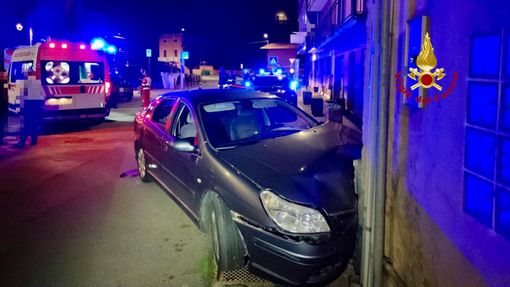 Vergnasco: Inseguiti dai Carabinieri si schiantano contro un muro mentre scappano
