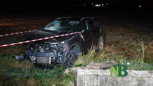 Quaregna Cerreto: Esce di strada e carambola nel prato