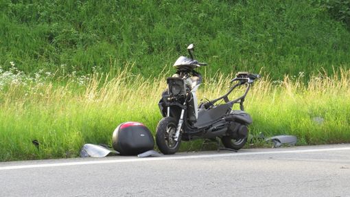 L'auto frena bruscamente e per evitarla un 17enne cade dalla moto. 7 giorni di prognosi per lui