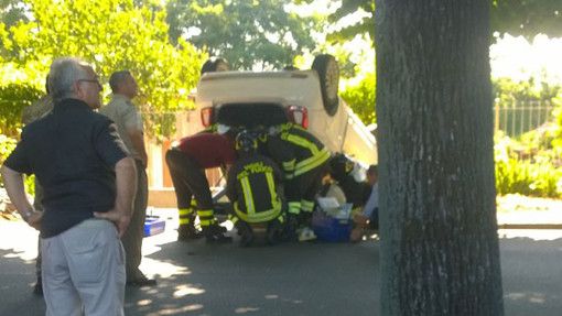 Auto ribaltata in corso Rigola a Vercelli Auto ribaltata in corso Rigola a Vercelli