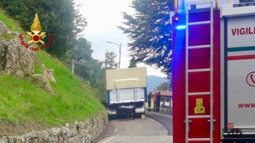 Rimorchio incastrato, intervengono i Vigili del Fuoco