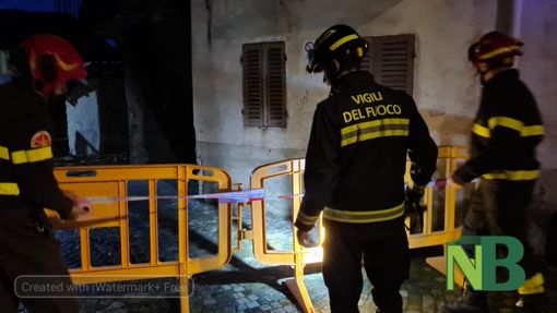 Casapinta: Crolla porzione di casa, pericolo per i residenti, la frazione viene transennata - foto Ciccarelli per newsbiella.it e foto VVF