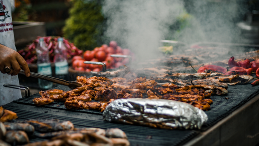 Come scegliere la legna giusta per la grigliata di Ferragosto