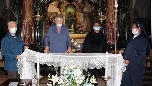 Nell’immagine (da sinistra): diacono Italo Maggia, Laura Caterina Rossetti, mons. Salvatore Pompedda e suor Caterina presentano la tovaglia al filet sull’altare del sacello eusebiano di Santa Maria di Oropa