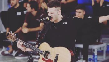 Amici: Nick Zaramella continua la sua corsa