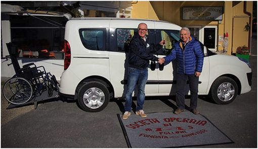 Il Presidente SOMS Lorenzo Grosso con Sandro Bonino al momento della consegna