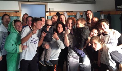 Il piccolo Francy Nisticò coccolato dalla ragazze della Biellese