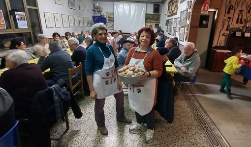 Antonietta e Maria Assunta e i “para frittus” offerti ai commensali. Antonietta e Maria Assunta e i “para frittus” offerti ai commensali.