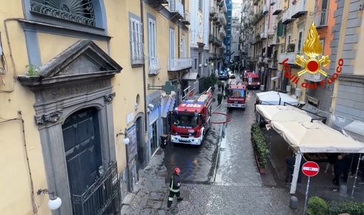Fiamme in pieno centro a Napoli, coinvolto il teatro Sannazaro