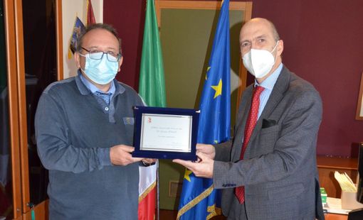 Un momento della consegna della targa